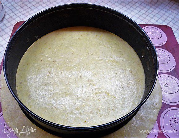 Достаем из холодильника, еще раз раскатываем до толщины 2-3 мм, вырезаем кольцом круг. Я сразу положила тесто на силиконовый коврик. 