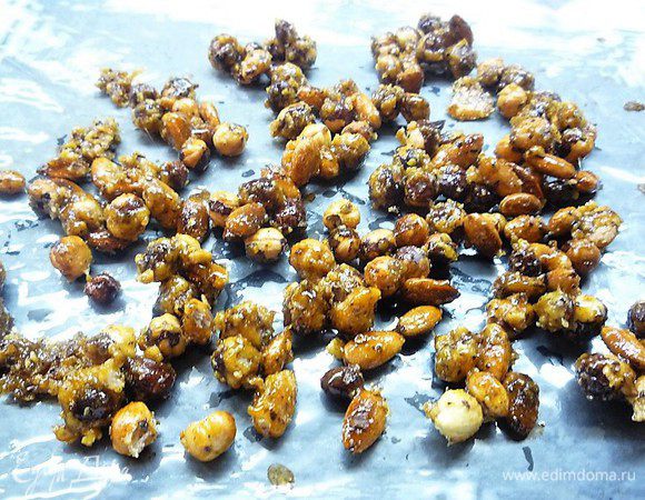 Затем выкладываем орехи на смазанную сливочным маслом пекарскую бумагу, даем остыть и ломаем на кусочки.