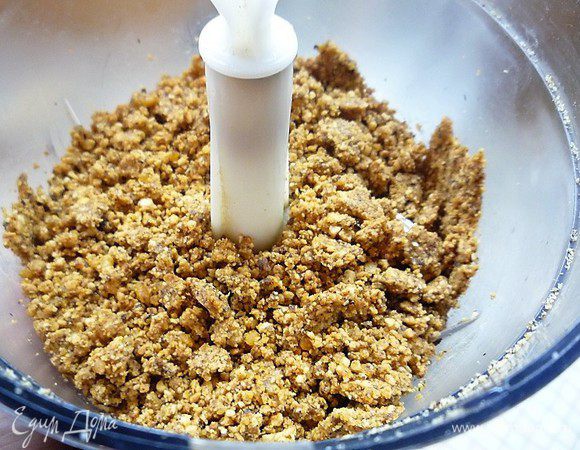 Добавляем в орехи 10 мл оливкового масла и измельчаем в мелкую крошку.