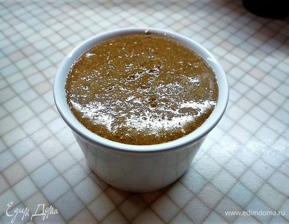 При помощи погружного блендера взбиваем ореховую крошку в густую пасту. Хранить не использованное пралине в холодильнике, накрыв крышкой.