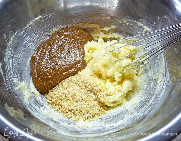 Приготовим миндальный крем. Смешиваем масло комнатной температуры с сахаром. Добавляем миндаль и пралине. Все перемешиваем.