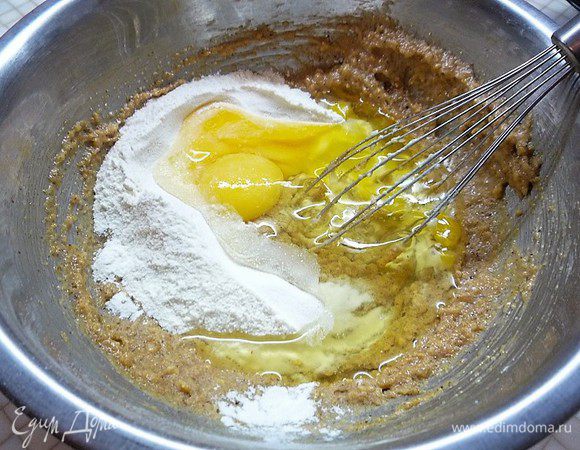 Добавляем яйца, муку, перемешиваем венчиком. Не взбиваем.