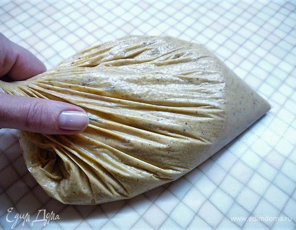 Перекладываем крем в пакет, срезаем кончик.