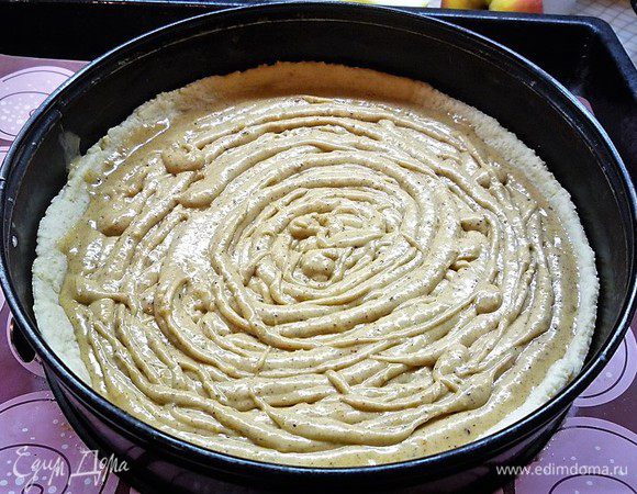 Достаем из морозилки основу, ставим в духовку и запекаем в течение 15 минут при температуре 160°С. Достаем из духовки и спиралью выкладываем крем.