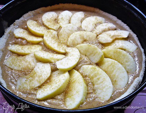 Поверх крема выкладываем яблоко, посыпаем тростниковым сахаром.