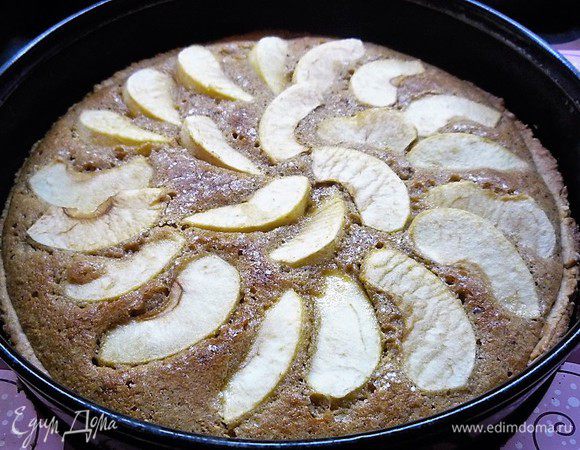 Выпекаем при температуре 180°С в течение 30 минут до запекания крема. Готовому тарту даем остыть. 