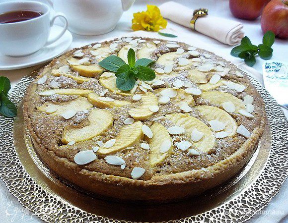 Снимаем кольцо, посыпаем тарт сахарной пудрой, украшаем лепестками миндаля, веточками мяты и подаем на стол.