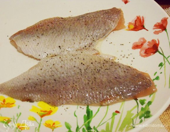 Рыбу посолить, поперчить. 