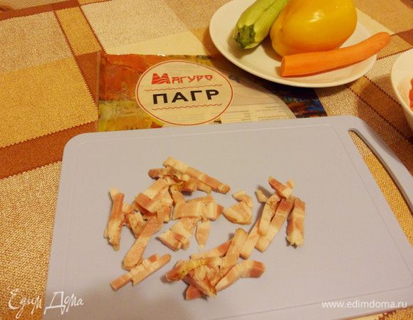 Бекон (ветчину) мелко нарезать соломкой.