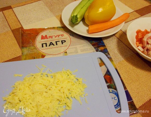 Твердый сыр натереть на терке.