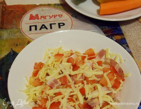 Для приготовления приправы сыр, помидоры и нарезанный соломкой бекон соединить.