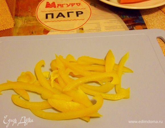 Для приготовления гарнира сладкий перец нарезать соломкой.