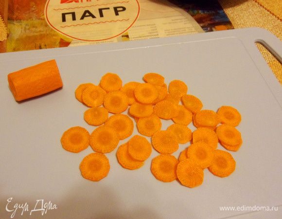 Морковь — кружочками.