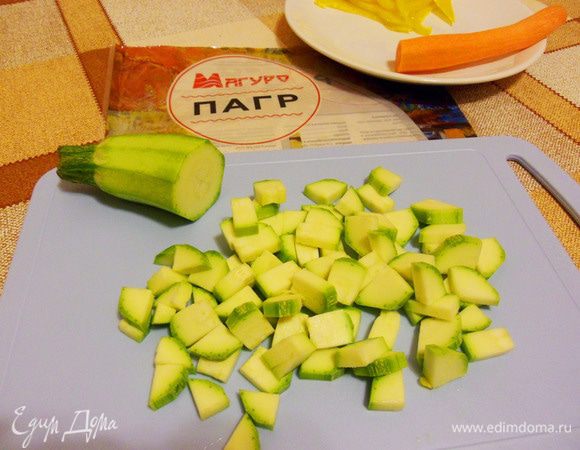 Кабачок нарезать небольшими кусочками.