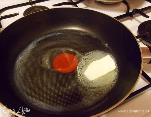 Растопим на сковороде ложку сливочного масла.