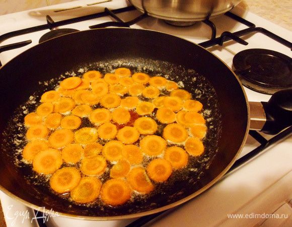 Подготовленные овощи поджарить на масле. Сначала — кружочки моркови.