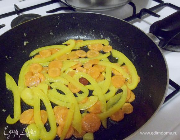 Затем добавим сладкий перец. 