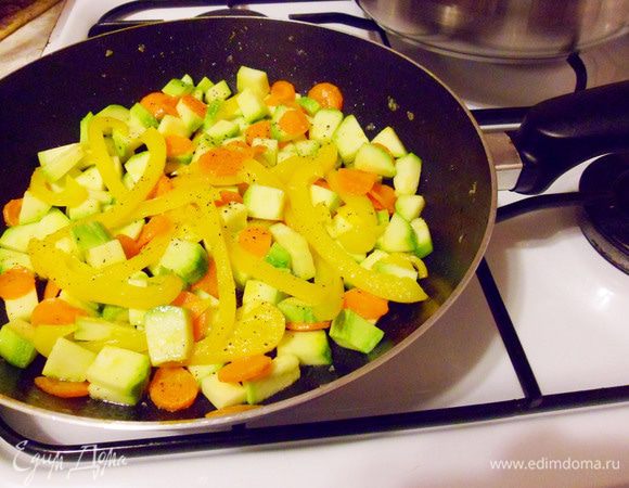 Готовить до мягкости овощей, посолить, поперчить.