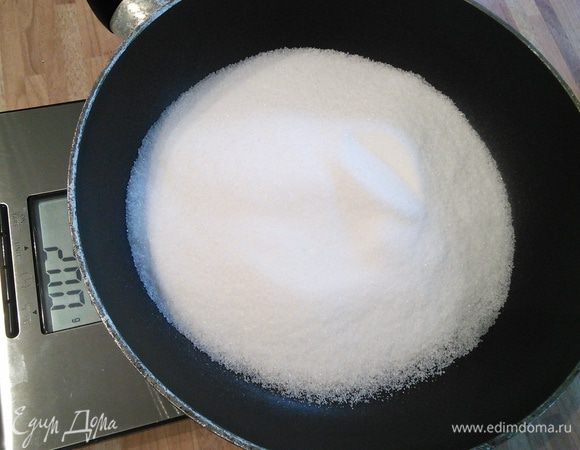 Для начала нужно отделить белки от желтков. Взвесить белки (у меня, как и у многих накопившиеся белки хранятся в баночке и отмерять поштучно не совсем удобно, поэтому я это делала «на глаз» и у меня получилось 200 грамм) и отмерить такое же количество мелкого сахара. Духовку разогреть до 100°С. На сковороде с антипригарным покрытием на маленьком огне ставим растапливаться сахар. 
