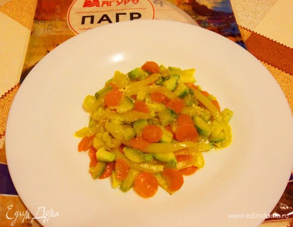 Собираем блюдо. На тарелку выложить гарнир.