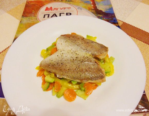 На него — запеченного пагра.