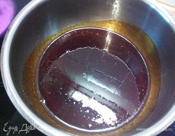 Пока растапливаеться сахар можно начать взбивать белки. Сначала на маленьких оборотах, затем на максимальной скорости. Не упускайте из виду сахар, он не должен пригореть. Сахар карамелизируем до коричневато-золотистого цвета. У мне получилось так: пока сахар растапливался, он уже приобрел карамельный цвет.  