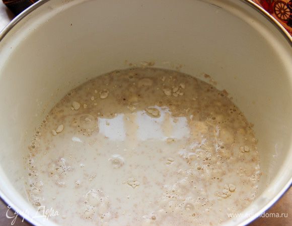 Сначала займемся тестом. 1 стакан теплого молока выльем в кастрюлю, добавим дрожжи, соль, сахар и две столовые ложки муки. Поставим тесто в теплое место на 30 минут.