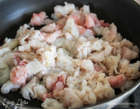 Заранее подготовленное филе сома нарезать на мелкие кусочки, выложить на сковороду и обжаривать на масле минут 10. Посолить и поперчить по вкусу.