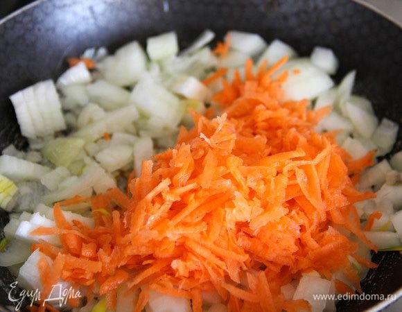 Мелко нарубленный лук и тертую морковь поджарить на сковороде.
