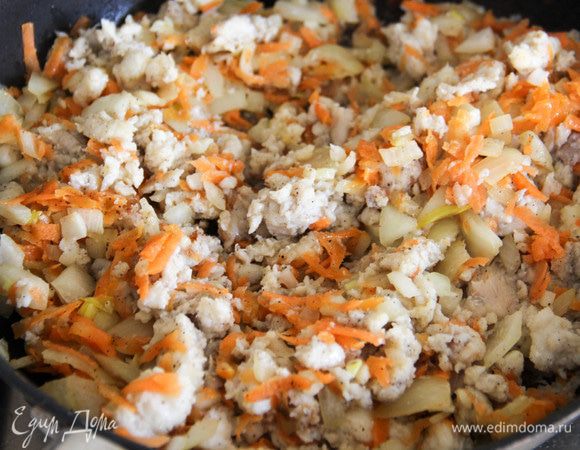 Смешать овощи и рыбу, по вкусу, если нужно, еще добавить соли и перца. 