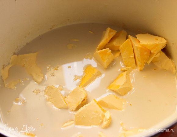 Теперь в кастрюлю с будущим тестом добавляем маргарин, оставшееся молоко. Маргарин хорошо протираем. И всыпаем еще два стакана муки. Оставляем на 30 минут или час.