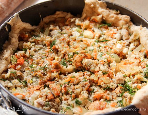 Выкладываем в форму нижний пласт теста. В остывшую начинку всыпаем нарубленный укроп, перемешиваем. Начинку распределяем на тесте.