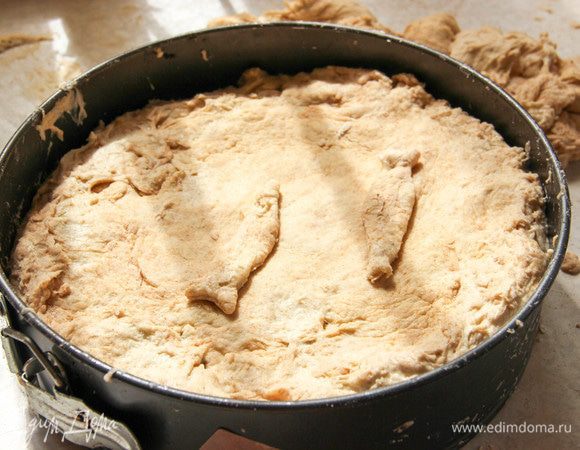 Накрываем пирог вторым пластом теста. По желанию верх можно украсить. Рыбками, например :)