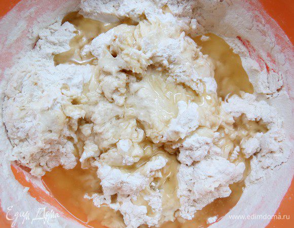 В теплую воду добавить дрожжи, оставить на 10-15 минут до образования дрожжевой шапочки. 
Начинаем замешивать тесто, постепенно подливая дрожжевую жидкость в муку, в конце добавляем растительное масло.

