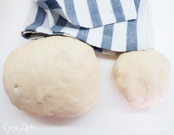 От готового теста отрезать небольшой кусочек для украшения (примерно 150-170 г). Оставшееся тесто разделить на 3 равные части.