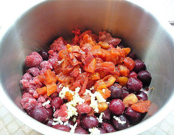 В небольшой кастрюле смешиваем малину, вишню, помидоры в собственном соку, добавляем мелко нарезанный перец чили и пропущенный через пресс чеснок. Прогреваем смесь на среднем огне 3 минуты.