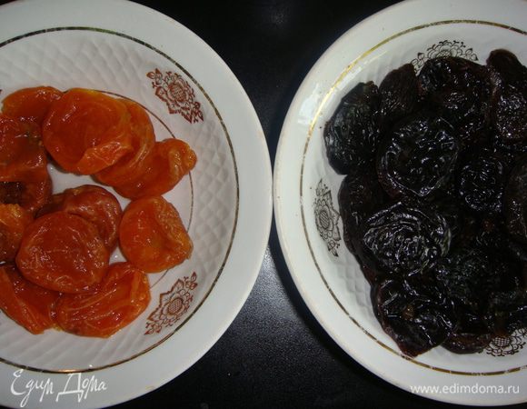 Курагу и чернослив хорошо промыть и замочить в воде на 15 минут.