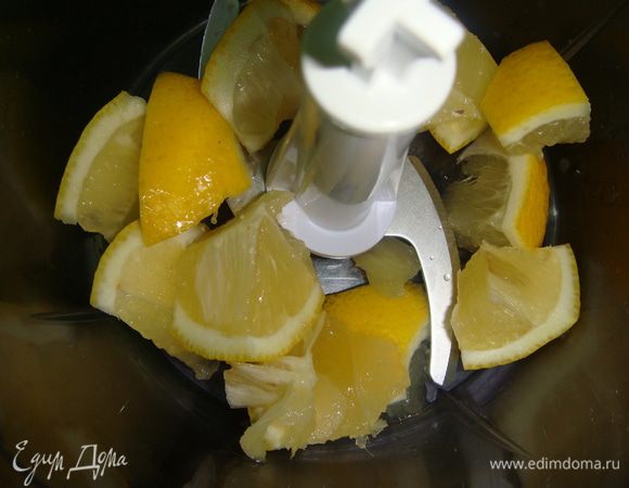 Лимон нарезать кусочками, удалить косточки и измельчить в блендере. Выложить в глубокую миску.