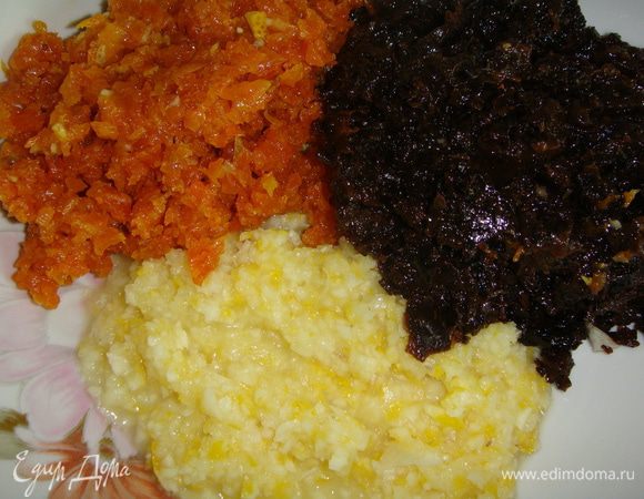 С кураги и чернослива слить воду, измельчить в блендере. Выложить к лимону.