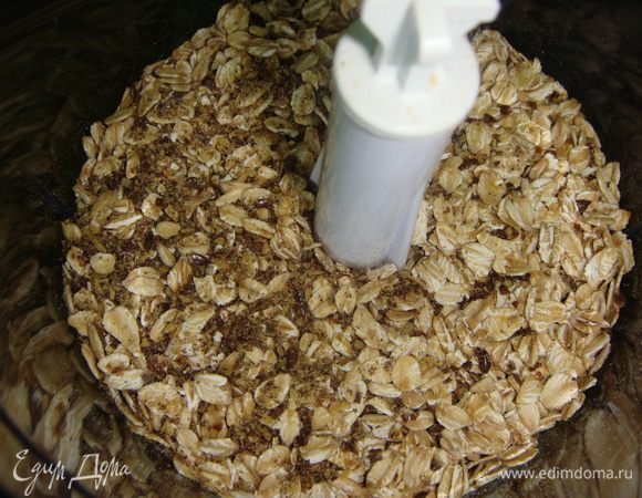 Овсяные хлопья, лен и грецкие орехи тоже измельчить в  блендере.