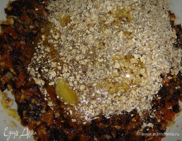 Выкладываем в миску измельченные овсяные хлопья, лен, орехи и мед. 