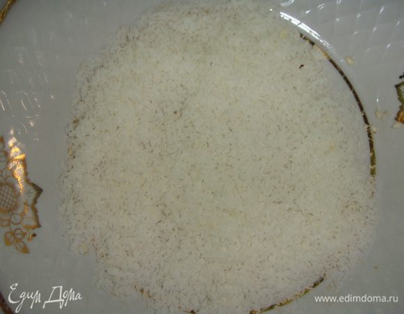 Другую часть обваливаем в кокосовой стружке.