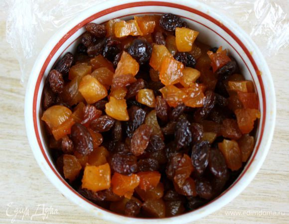 Подготовку к выпечке следует начать накануне вечером. Вымойте курагу и изюм, обсушите. Курагу нарежьте на маленькие кусочки, чуть мельче, чем ваш изюм. Сложите сухофрукты в миску, залейте ликером и накройте пищевой пленкой. За ночь вся жидкость впитается без остатка. Если пирог будут есть дети, то можно заменить алкоголь на виноградный сок с несколькими каплями миндальной или ромовой эссенции. 
(У меня миндального ликера не оказалось, но нашелся коньяк и отличный пермский бальзам). Изюм важно брать темный, и сахар для начинки должен быть коричневый — тогда контрастнее выглядит начинка в разрезах.