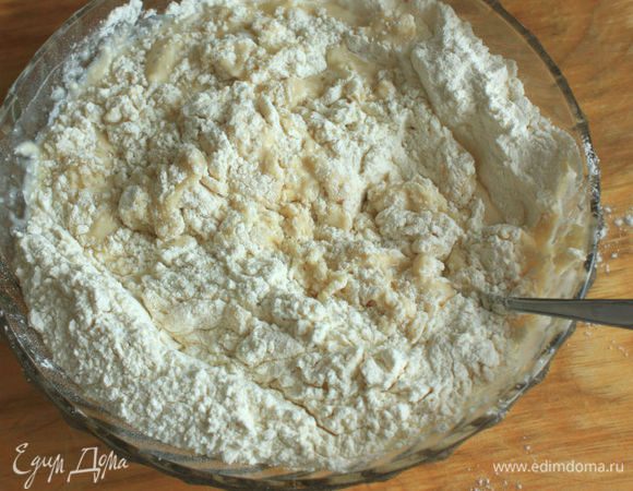 Чтобы «оживить» дрожжи, добавьте их в теплое молоко с 1 ст. л. сахара, солью и 1 ст. л. муки. Накройте емкость и поставьте в теплое место на 15 минут. (Мне понравилось в рецепте слово «воскресить», применительно к дрожжам )))
Яйцо смешать с оставшимся сахаром и распущенным сливочным маслом.
Просейте  муку в большую миску, влейте туда жидкие компоненты и замесите тесто. 