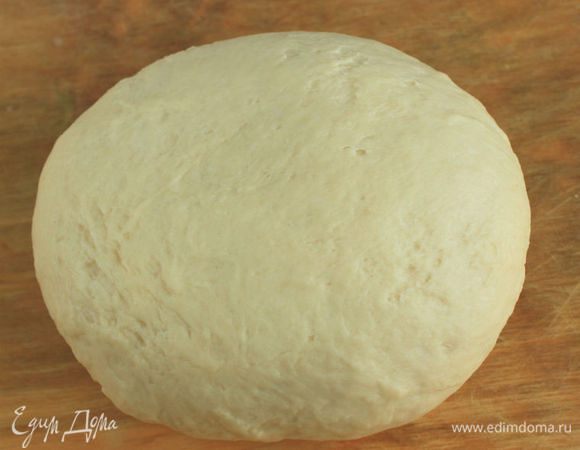 Перенесите его на припыленную мукой рабочую поверхность и вымешивайте не менее 10 минут.