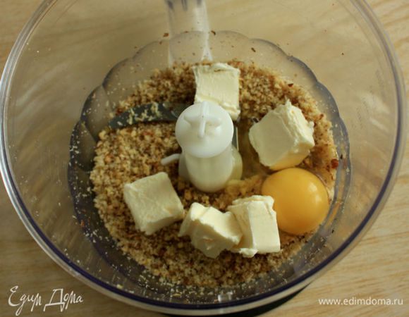 Сложите в чашу блендера грецкие орехи, коричневый сахар, соль и натертую цедру, измельчите. Добавьте яйцо, мягкое сливочное масло и перемешайте. И, наконец, всыпьте муку, тщательно взбейте и отставьте на некоторое время.

Половину яблока очистить от кожуры, семян и нарезать маленькими кубиками.