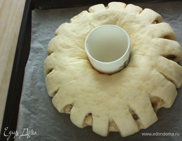 Совет: для достижения ровного внутреннего отверстия можно поместить в центр кулинарное кольцо или керамический стакан, смазанные маслом. За 10 минут до окончания выпечки удалите его. Этот прием не позволит тесту расти к центру, а только вверх и к краям. Тогда венок получается более высокий.