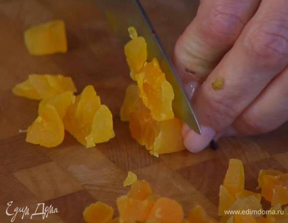 Курагу нарезать маленькими кубиками.