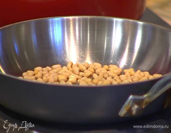 Кедровые орехи подсушить на разогретой сковороде.