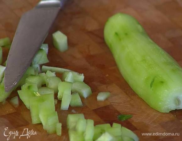 Огурец очистить от кожуры, и, удалив семена, нарезать небольшими кусочками.